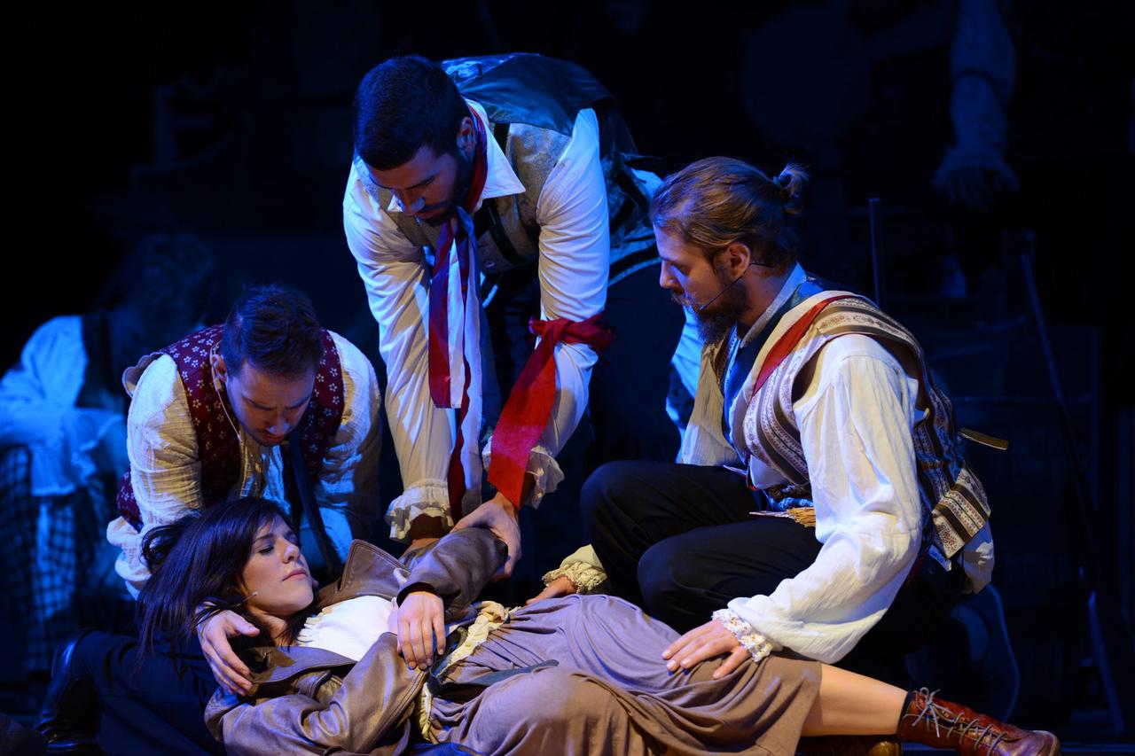 Pred prepunom dvoranom Vatroslav Lisinski održana je prva izvedba mjuzikla 'Jadnici'