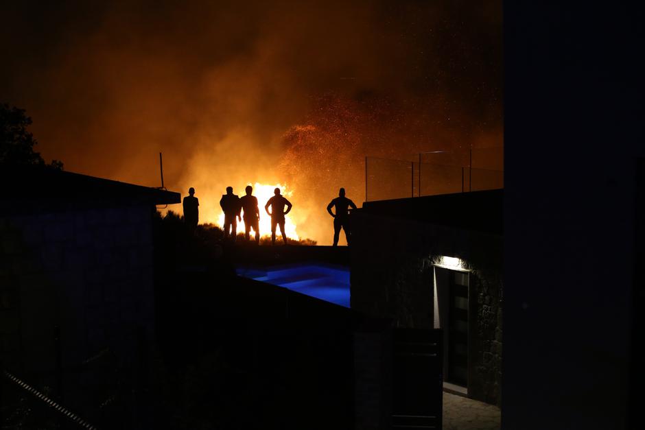 Požar se nošen udarima juga proširio prema Gornjoj Podstrani