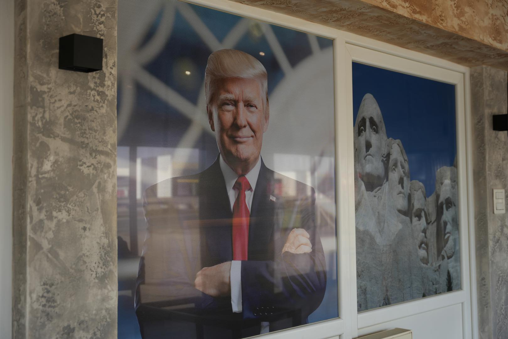 Uređen je detaljima inspiriranima američkom ikonografijom, uključujući i motive povezane s Melanijom Trump. 
