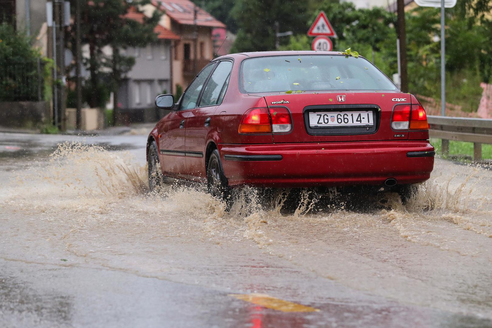 26.07.2020., Zagreb - Jako nevrijeme s kisom i tucom pogodilo je Crnomerec te je u ulici Fraterscica uzrokovalo vodenu bujicu i pucanje asfalta.  Photo: Luka Stanzl/PIXSELL