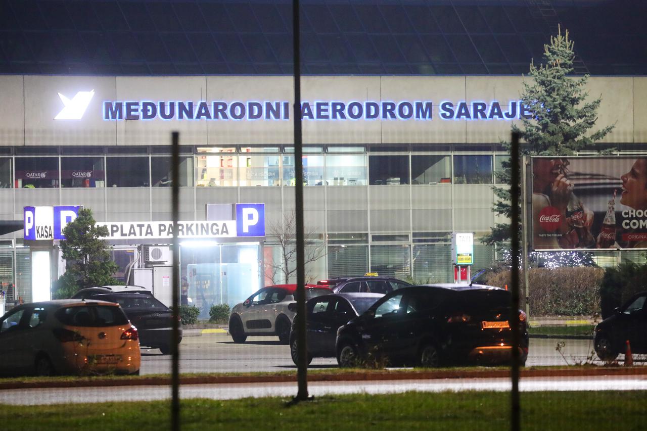 Policijsko osiguranje kod zračne luke gdje su sletjeli deportirani pripadnici IDIL-a