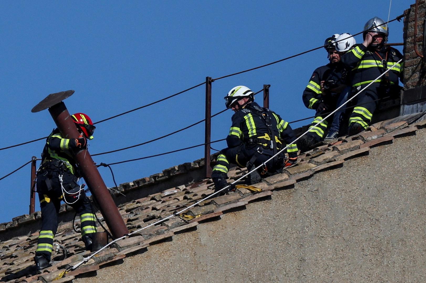 Ovaj dimnjak, simbol iščekivanja novog poglavara Katoličke crkve, označit će trenutak izbora bijelim dimom, dok će crni dim signalizirati da papa još nije izabran.
