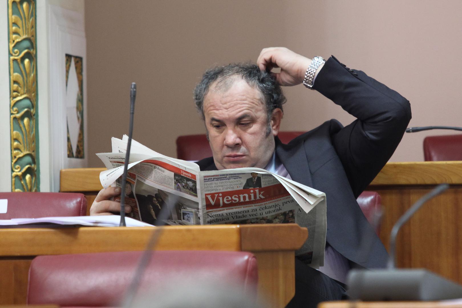 Gestikulacije Željka Keruma za čitanja jutarnjih novina