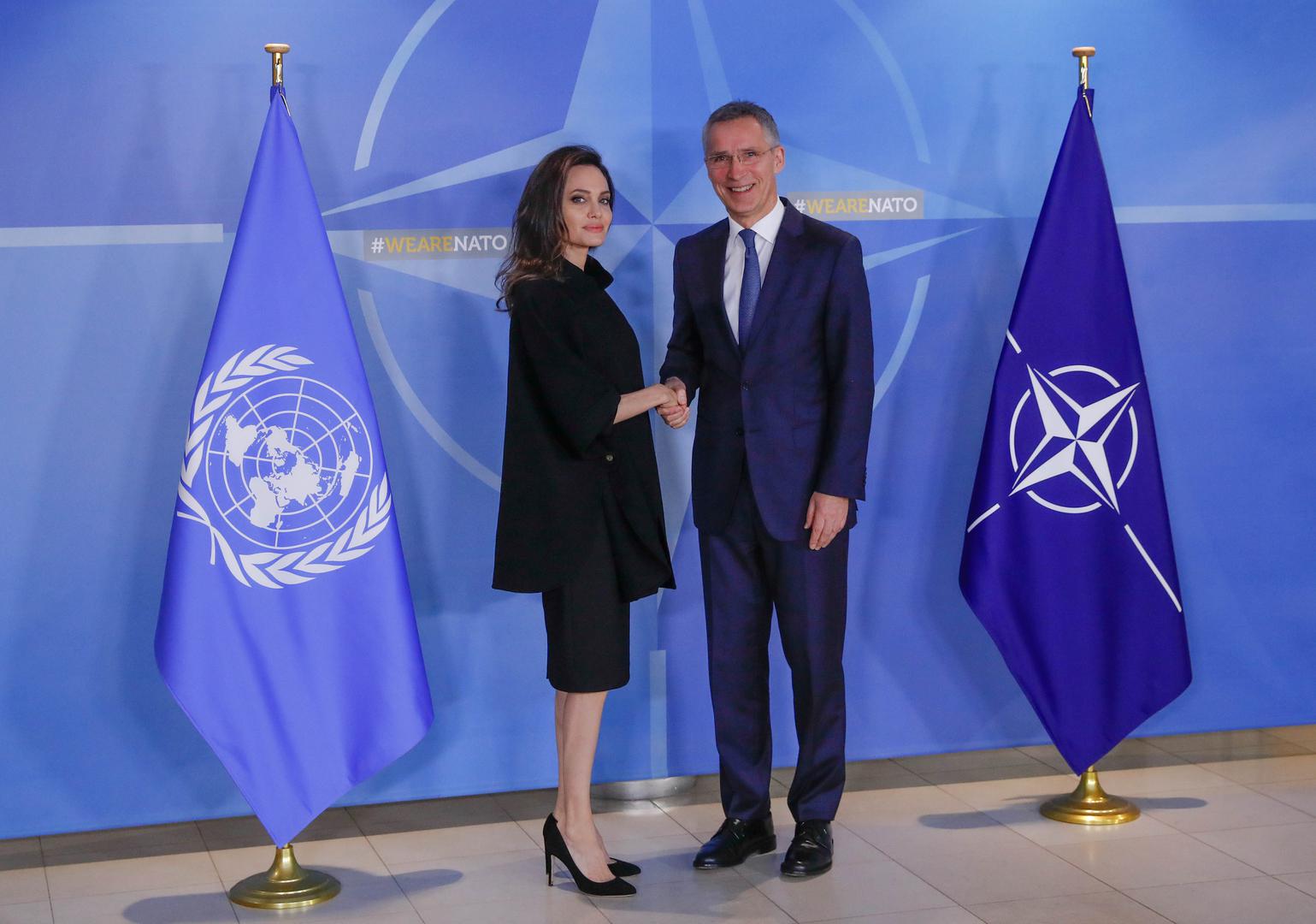 Naime, glumica je prije službenog rukovanja i davanja izjava odložila svoju torbu na pod, a Stoltenberg se nije snašao u situaciji dok je Jolie uzimala torbu s poda i nije joj priskočio džentlmenski u pomoć. 