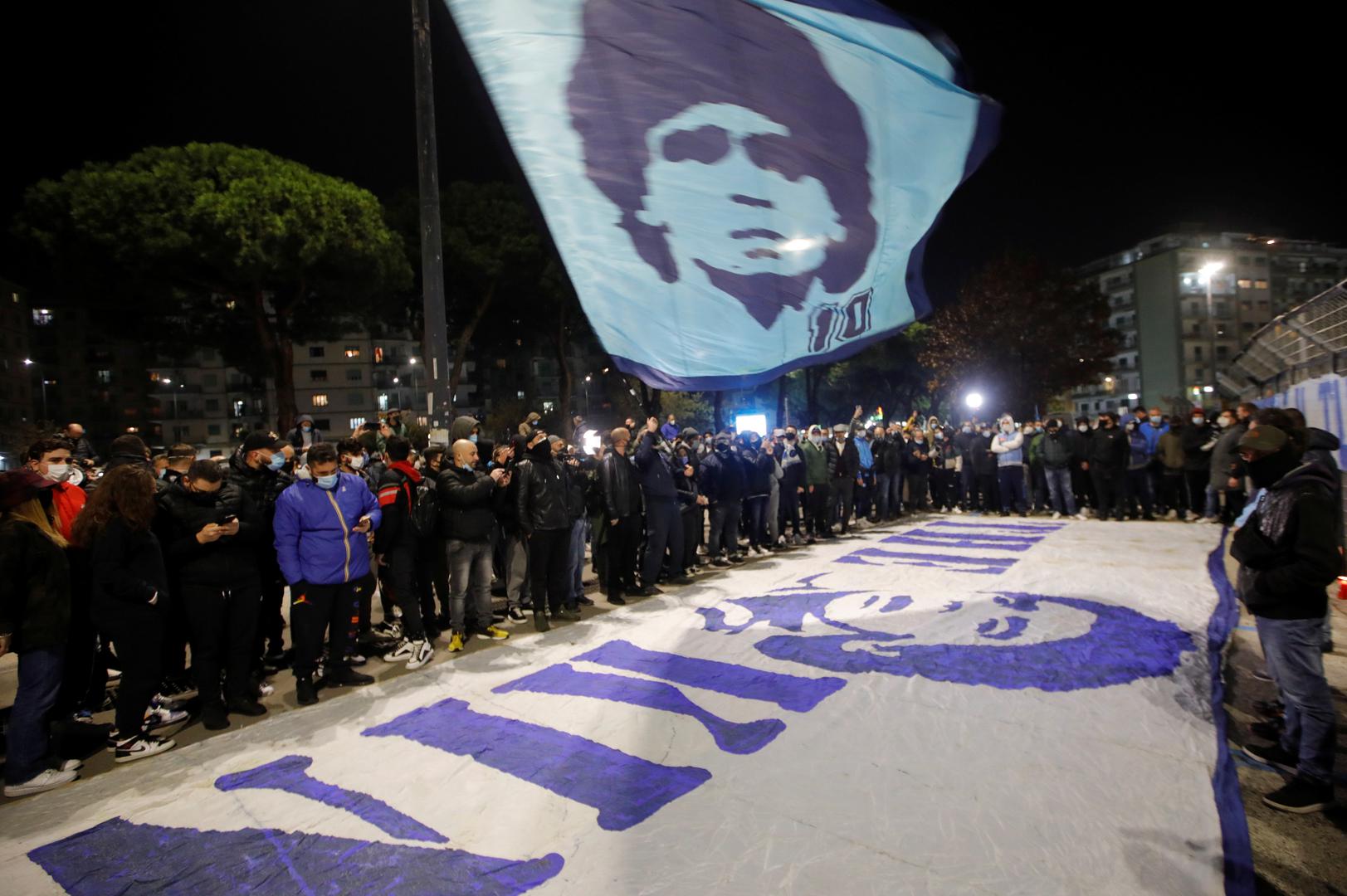 
Maradona je prvi put napuljski dres obukao 1984. i nosio ga je sve do 1991. Sa Napolijem je osvojio dvije Serie A, Kup i Superkup Italije i Kup UEFA.