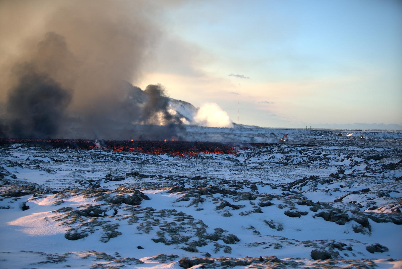 Satelitski snimci koja je objavio Islandski meteorološki zavod pokazuju da se lava razlila na oko 4,5 kilometara zapadno od erupcije, tek 500 metara do poznatog geotermalnog lječilišta Plava laguna.