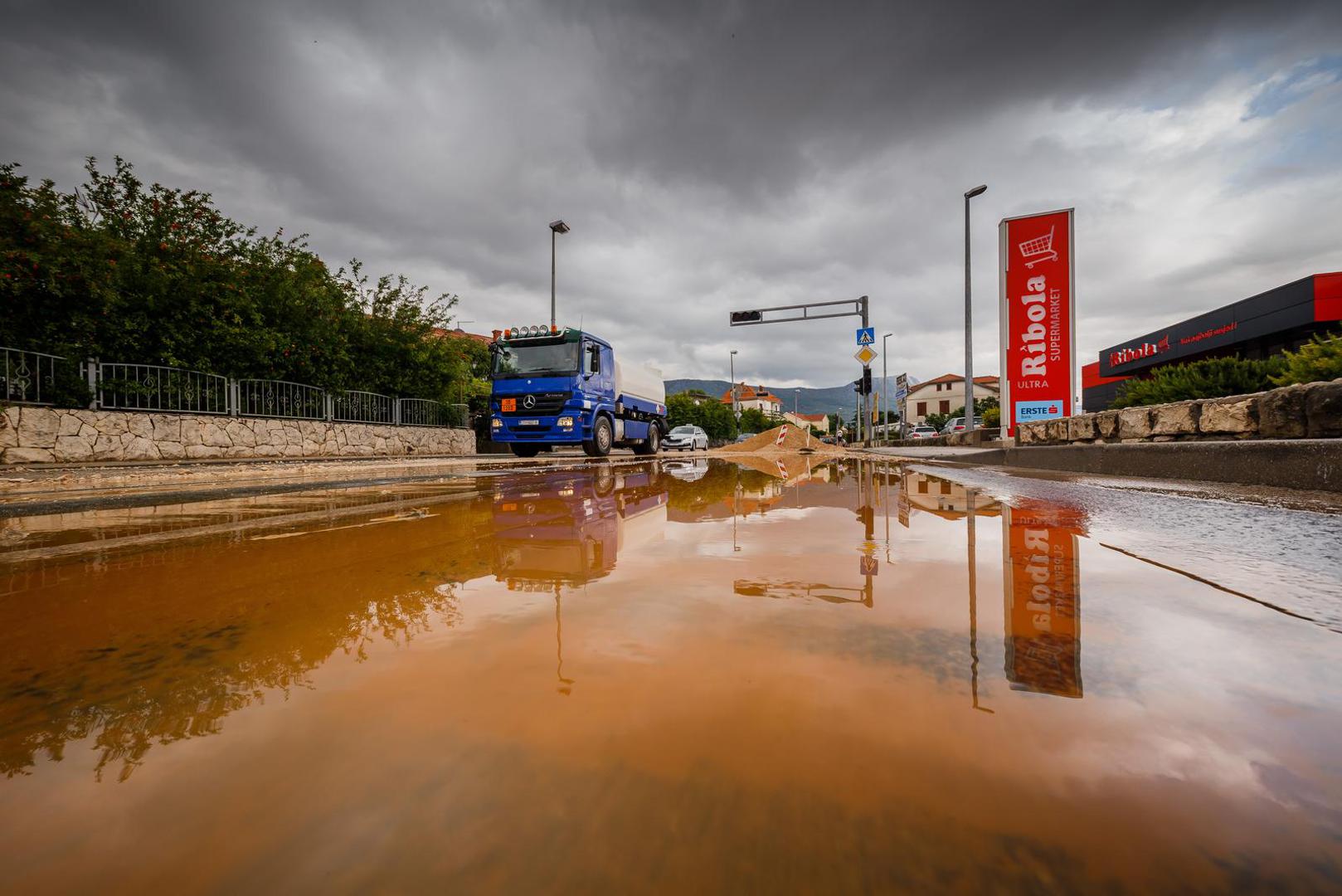 30.05.2022., Kastela - Tijekom jutra sire trogirsko i kastelansko podrucje zahvatilo je olujno nevrijeme s obilnom kisom, te su mnoge kuce i poslovni prostori poplavljeni. Photo: Zvonimir Barisin/PIXSELL