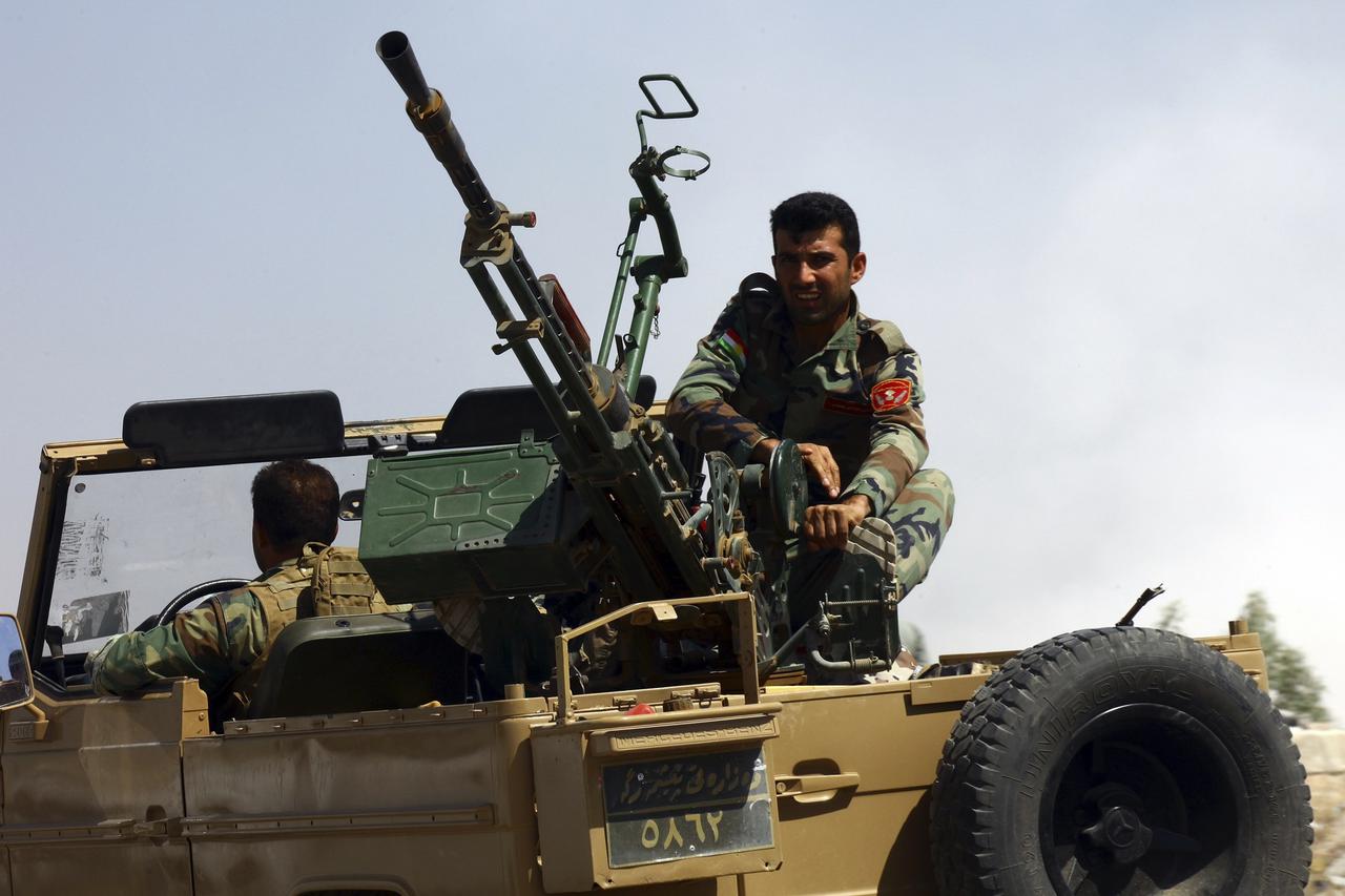 Kurdish peshmerga troops participate in an intensive security deployment against Islamic State militants in Makhmur, on the outskirts of the province of Nineveh August 7, 2014. The United States began to drop relief supplies to beleaguered Yazidi refugees