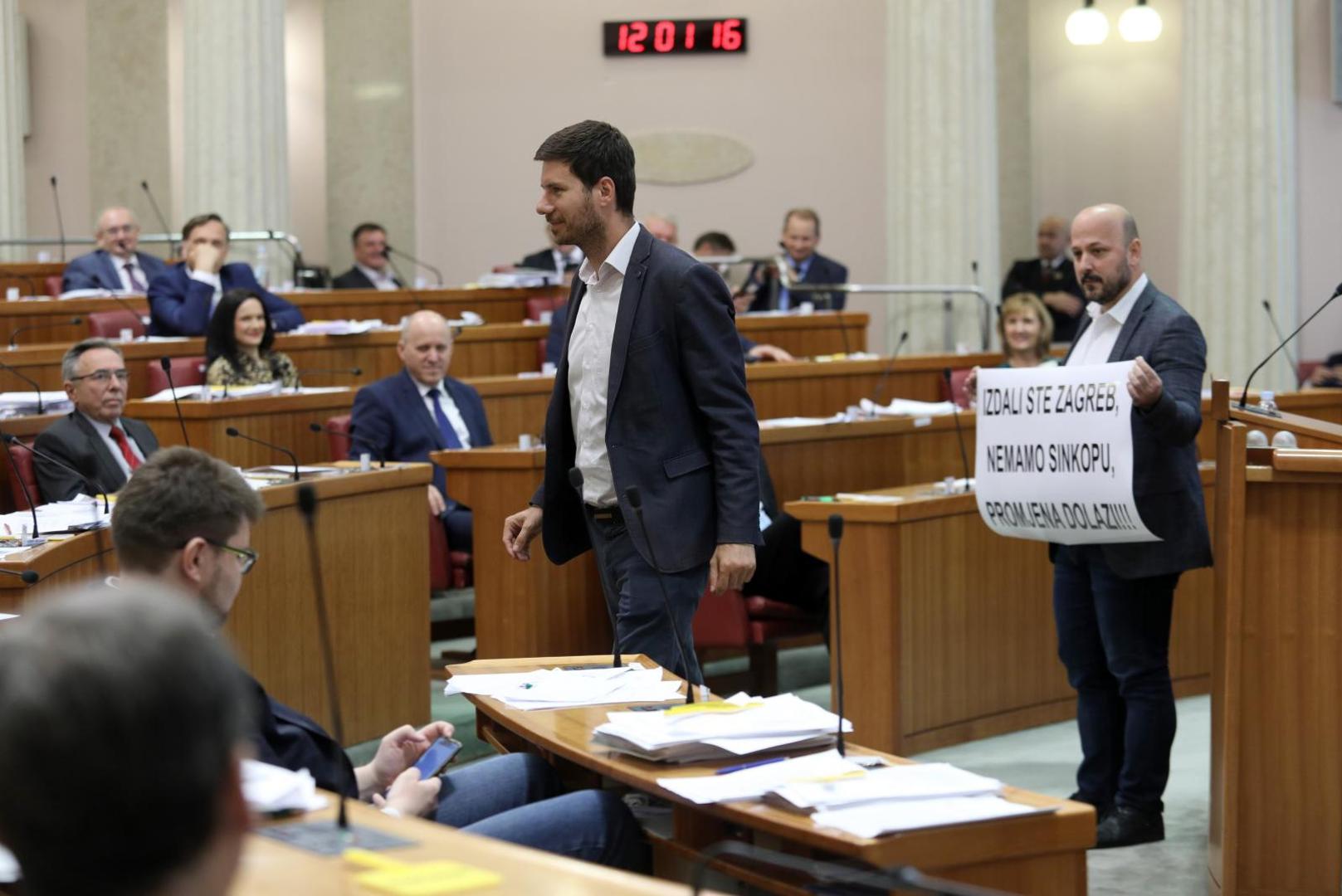 18.05.2020., Zagreb - Sabor je zadnji dan rada 9. saziva poceo iznosenjem stajalista zastupnika, a glasovanje o raspravljenim tockama dnevnog reda i raspustanju Sabor. Ivan Pernar, Gordan Maras. Photo: Patrik Macek/PIXSELL
