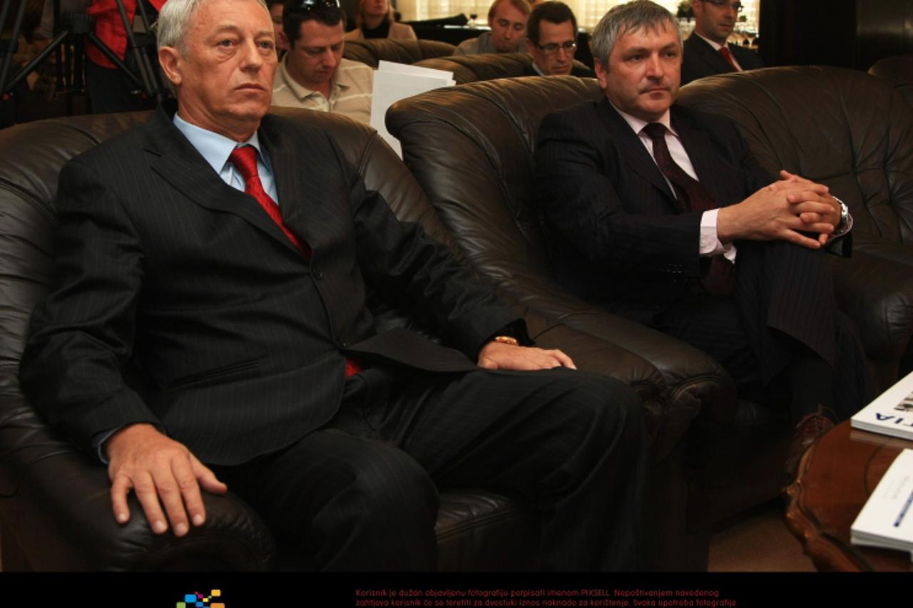 \'12.04.2011., Zagreb -  Zracna luka Zagreb, nove mjere poticaja za organizirani zracni, autobusni i zeljeznicki promet, rezultirale su potpisivanjem ugovora s Air Berlinom i Croatia Airlinesom te min