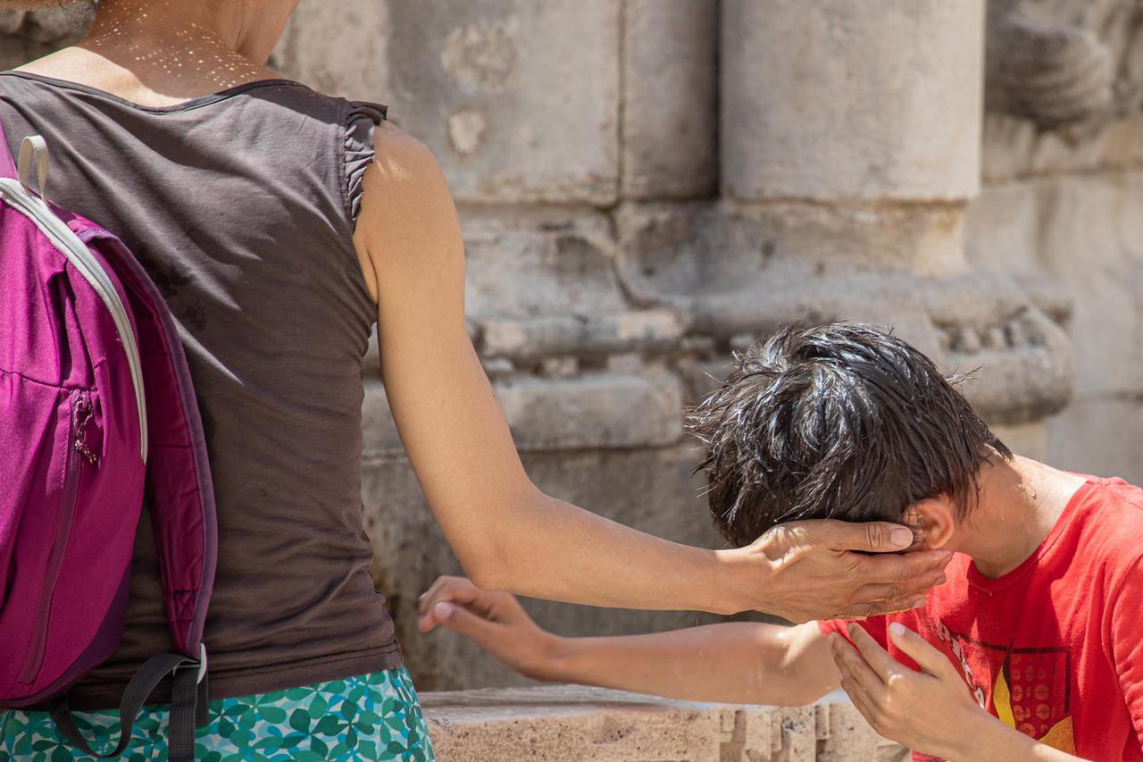 Dubrovnik: Velike vrućine i gužve turista na Stradunu mnoge su natjerale na veliku i malu Onofrijevu fontanu po osvježenje