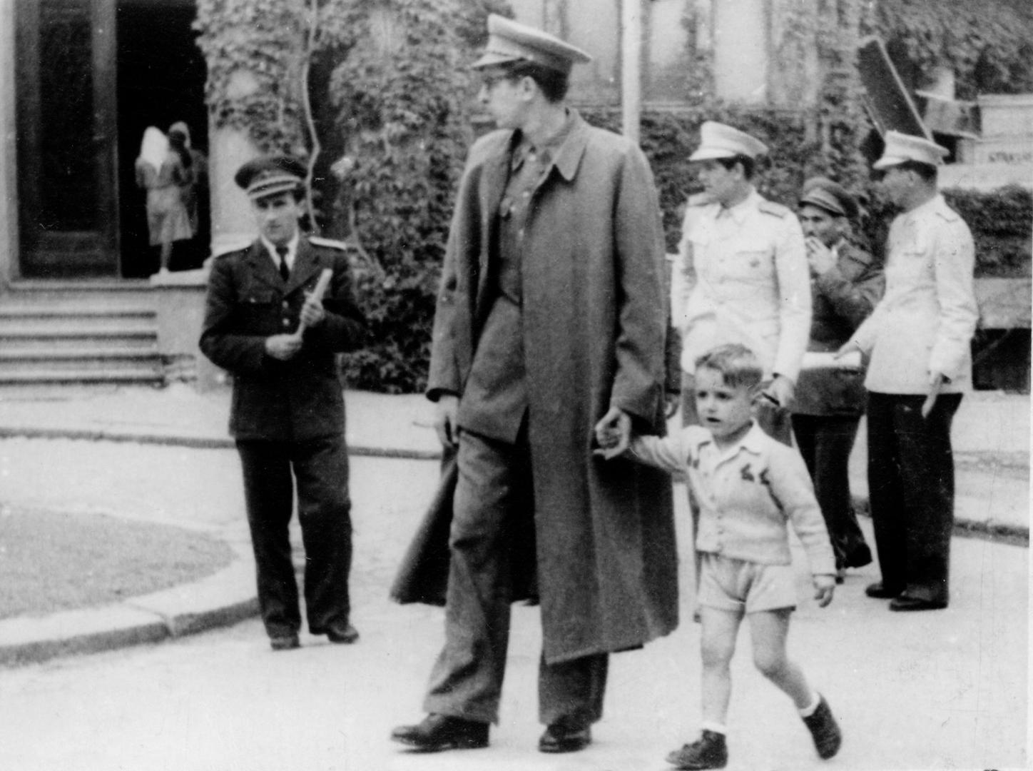 ljeto 1949. - Franjo Tuđman u šetnji beogradskim ulicama sa sinom Miroslavom; drži ga za ruku premda to vojni propisi nisu dopuštali