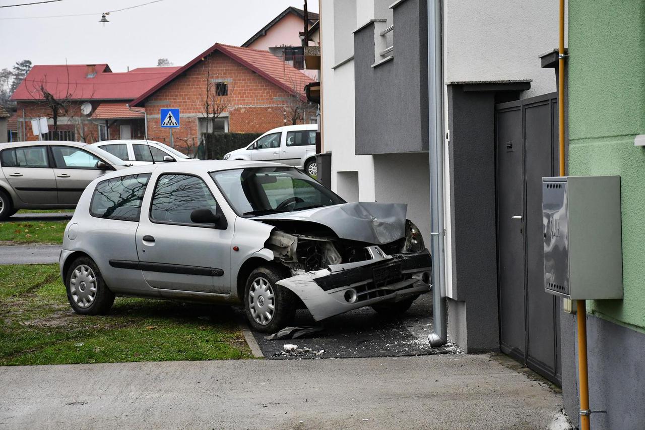 Požega: Automobil se zabio u obiteljsku kuću