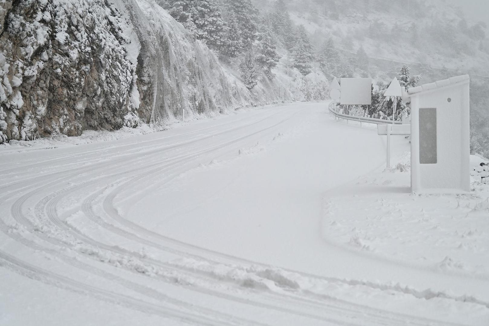 21.01.2023., Dupci - Zbog snijega i leda zatvoren dio Jadranske magistrale od Piska do Donjih Brela. Izdan crveni alarm zbog olujne bure na Jadranu.  Photo: Matko Begovic/PIXSELL