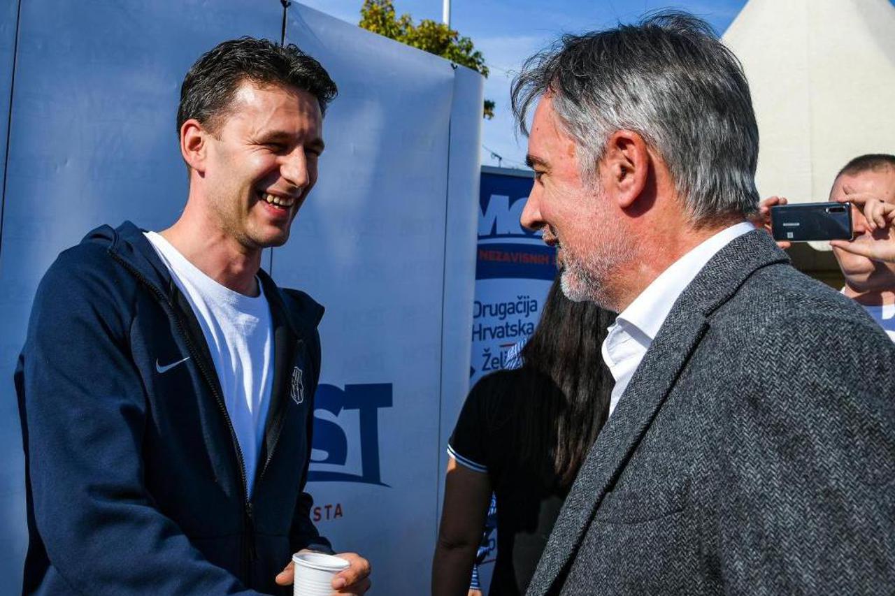 Zagreb: Miroslav Škoro s članovima Mosta dijelio grah na trešnjevačkoj tržnici