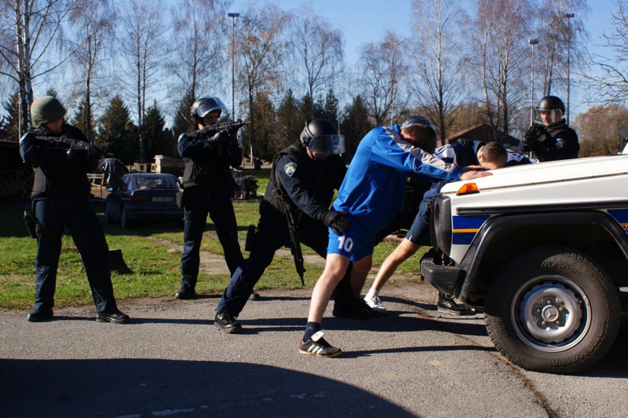 'podravina i bilogora, virovitica, 15.11.2010. interventna policija na djelu  snimila: marija lovrenc'