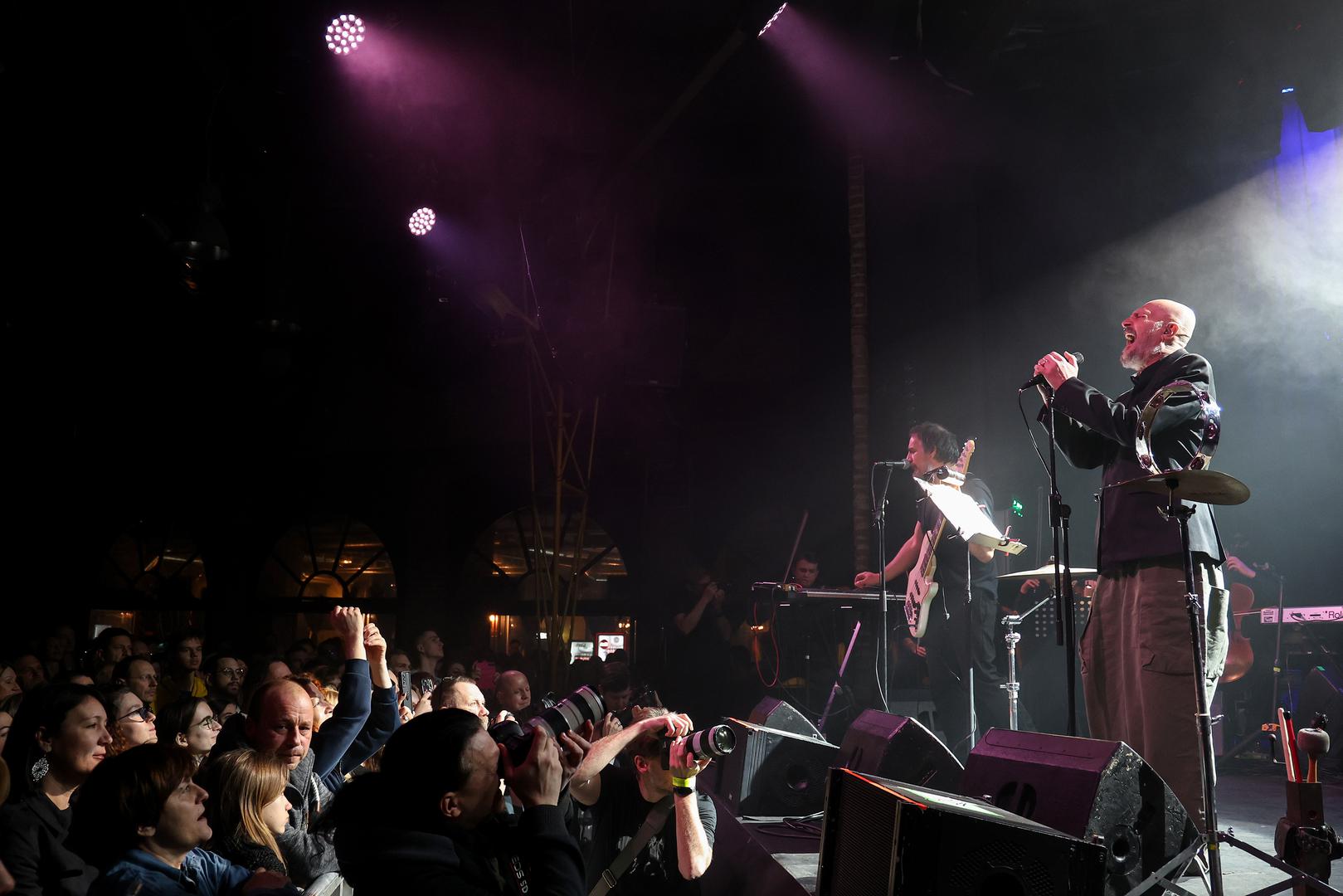 Kao posebna gošća koncerta nastupila je finalistica Voicea Ana Širić, koja je s Urbanom izvela pjesmu "Kažu svi da izmišljam".