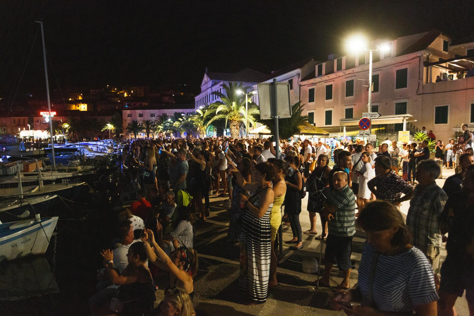 Cijeli koncert iz prvog reda pratila je Oliverova obitelj, a ovo glazbeno okupljanje Oliveru u čast postaje tradicija.