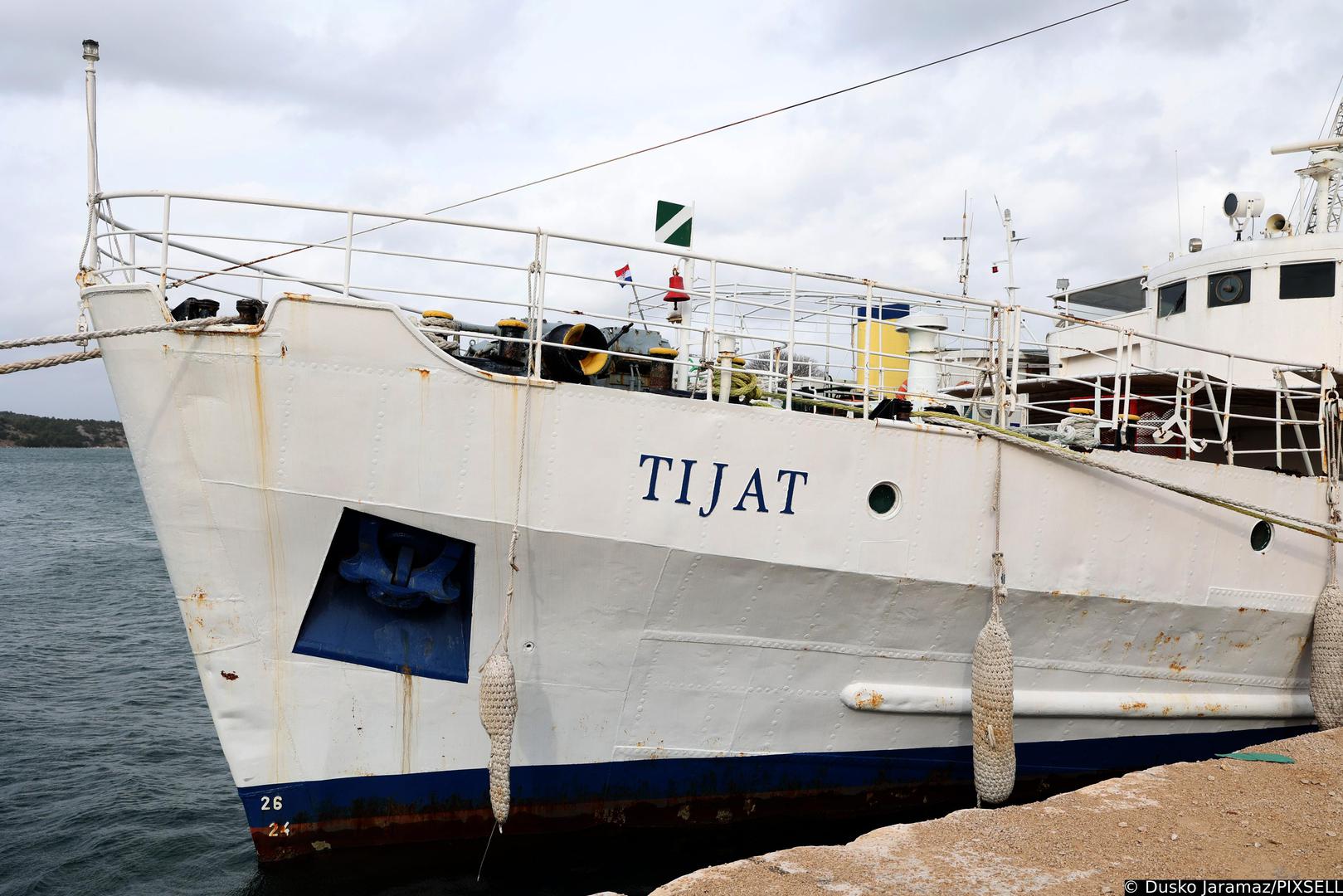 Službeno je odlučeno na sjednici Županijske skupštine Šibensko-kninske županije da legendarni brod Tijat ipak čeka svoj kraj, privezan na Batiželama u Crnici.