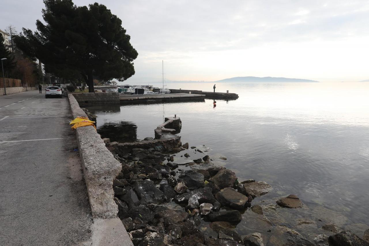 Kaštel Stari: Mjesto prometne nesreće u kojoj je osobno vozilo sletjelo u more