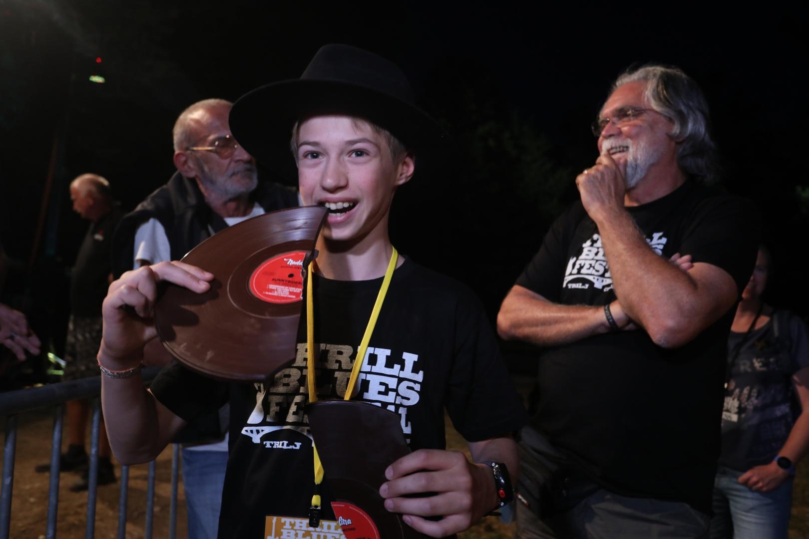 02.07.2021.,Trilj- Nakon uvodnih dogadjanja i zanimljivosti nastupom poznatih glazbenika zapoceo ovogodisnji Thrill Blues Festival. Nakon slusanja glazbe  sa cokoladne ploce Sunnysidersa  oni koji su pozeljeli mogli su gustati u okusu “ gramofonske ploce”. Uoci sutrasnjeg nastupa kusao je i mladi Odin Sokac.Photo:Ivo Cagalj/PIXSELL