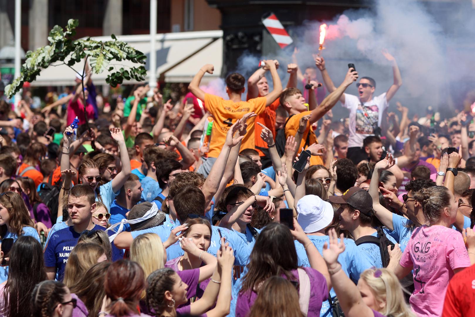 24.05.2024., Zagreb - Zagrebacki maturanti okupljaju se na Trgu bana Josipa Jelacica od kuda ce u povorci krenuti prema Bundeku gdje ce obiljeziti zavrsetak srednjoskolskog obrazovanja. Photo: Sanjin Strukic/PIXSELL