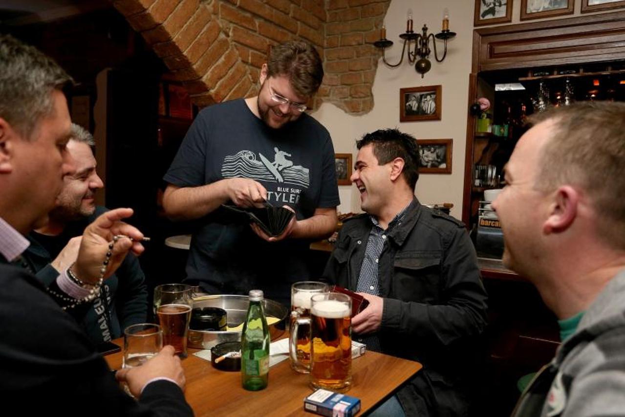 Peđa Grbin u ulozi konobara