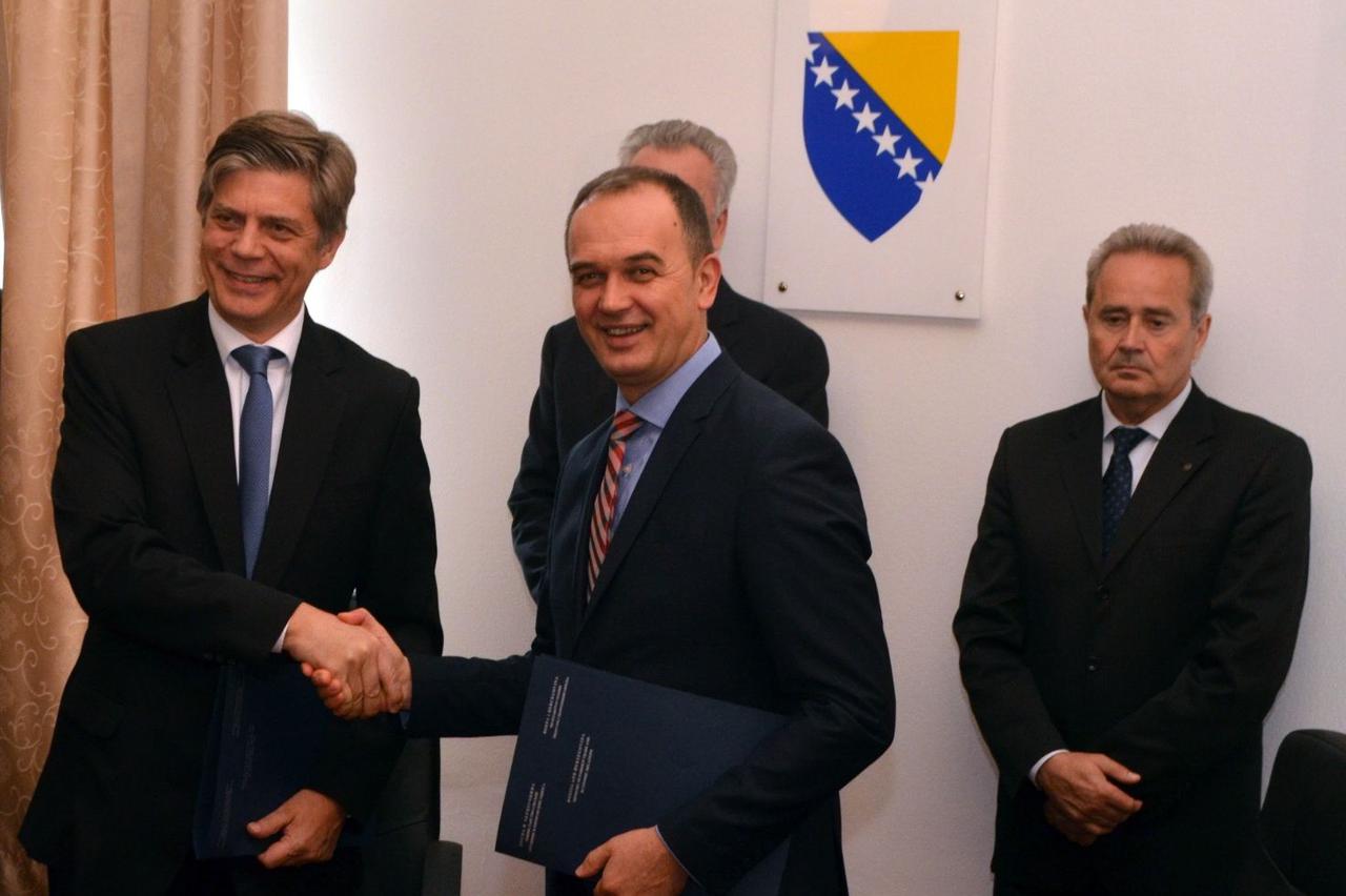 Sarajevo, 18. jula - Bosna i Hercegovina i Evropska unija parafirale su danas prilagoÄ?eni Sporazum o stabilizaciji i pridru??ivanju (SSP) Ä?ime je na??oj zemlji omoguÄ?en nastavak evropskog puta o Ä?emu bi danas moglo raspravljati VijeÄ?e za vanjske posl