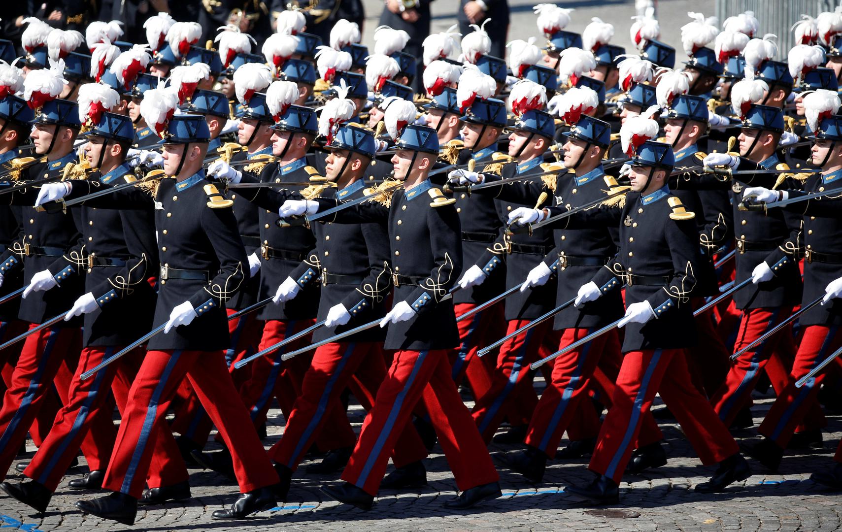 Tisuće ljudi okupili su se oko Elizejskih poljana kako bi pratili tradicionalni vojni mimohod povodom Dana Bastille