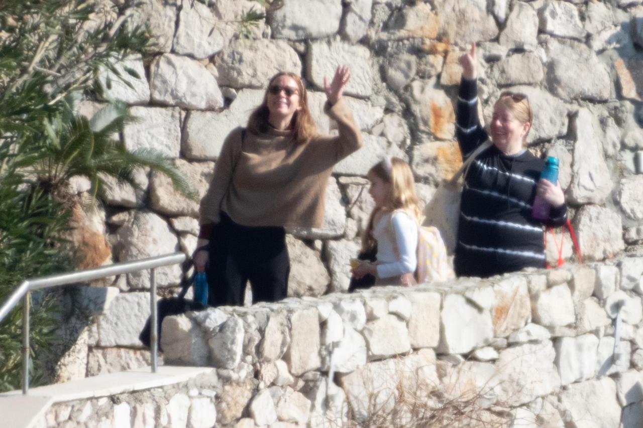 Nakon posjeta suprugu John Krasinskiju, glumica Emily Blunt s kćerima Hazel i  Violet napustila je Dubrovnik
