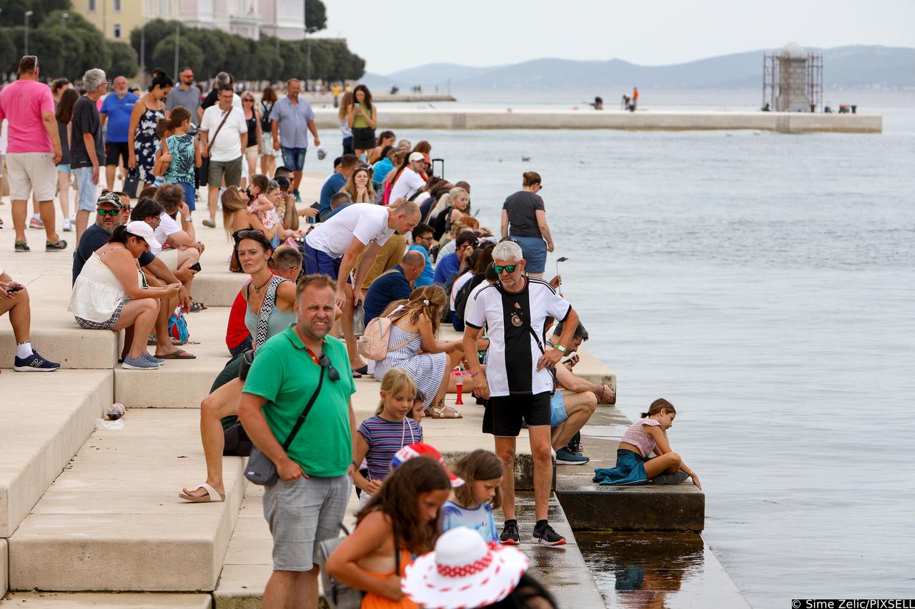 Zadar: Oblačno vrijeme turisti iskoristili za opuštanje i kupanje na morskim orguljama