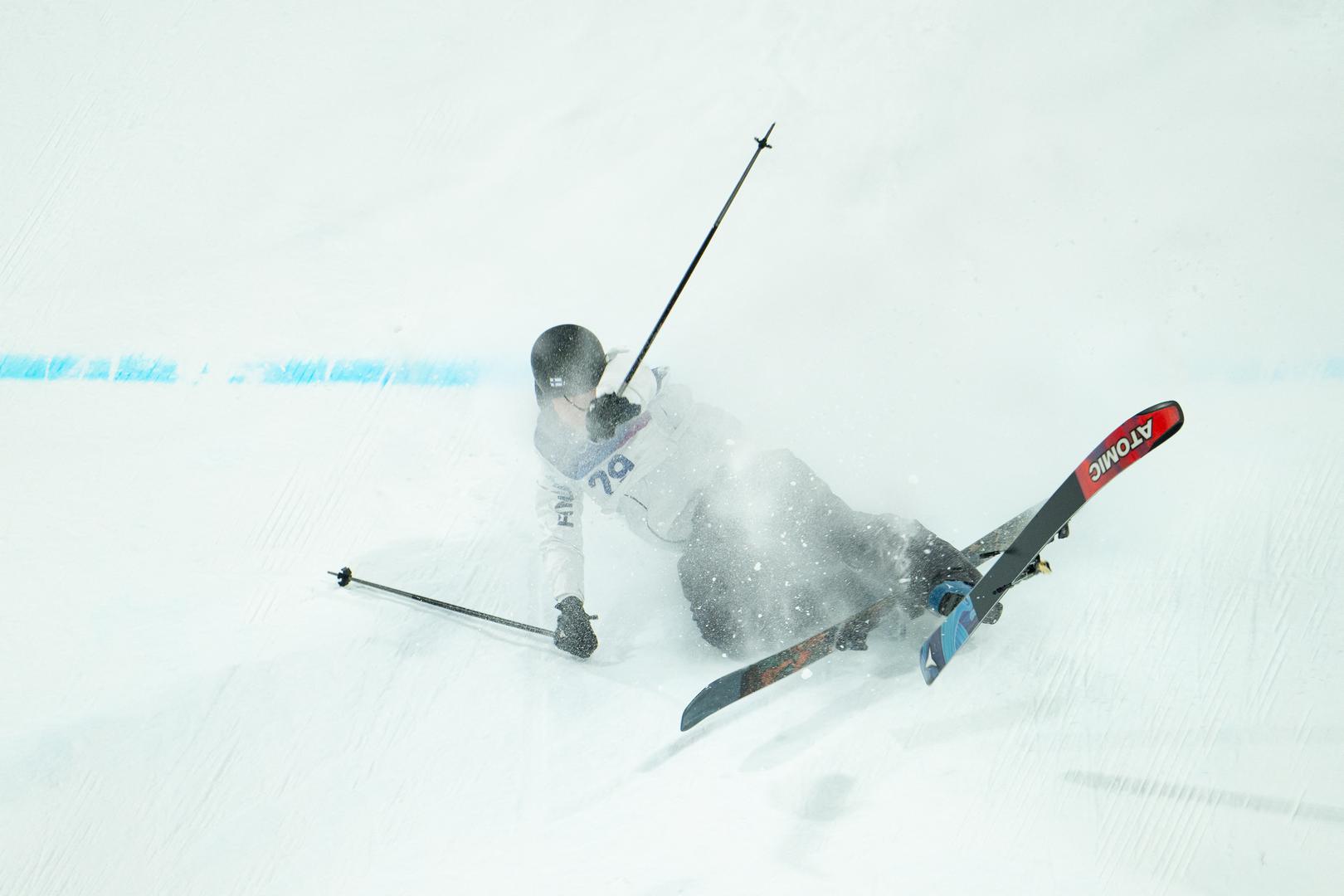 Skok je bio izuzetno zahtjevan, staza je duga oko 30 metara, uzlet visok približno 55 metara, a brzina spuštanja doseže oko 60 km/h, dok je komentator Jacob Wester za švedski TV4 izjavio da je podloga "tvrda kao beton" te da je pad izgledao brutalno i zastrašujuće.