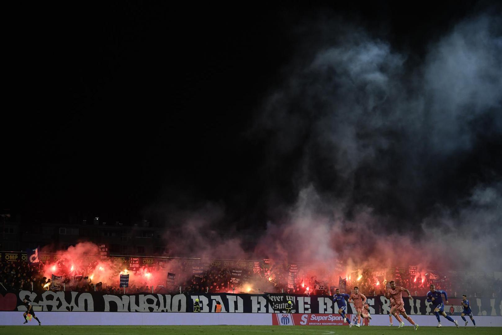 Malo nakon pada okvira s Dinamove klupe krenula je i bakljada Bad Blue Boysa na istočnoj tribini stadiona u Kranjčevićevoj.