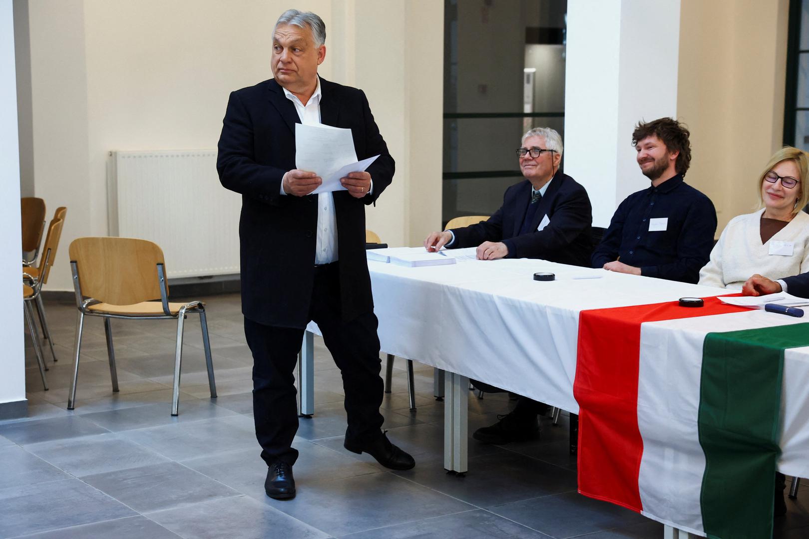 Novinari su Orbána, koji je na čelu stranke Fidesz već dvadeset i tri godine, upitali koliki bi poraz morao pretrpjeti da bi podnio ostavku. "Veliki", glasio je njegov kratak odgovor. Na pitanje kakva su mu očekivanja od izbora, poručio je: "Došao sam pobijediti".
