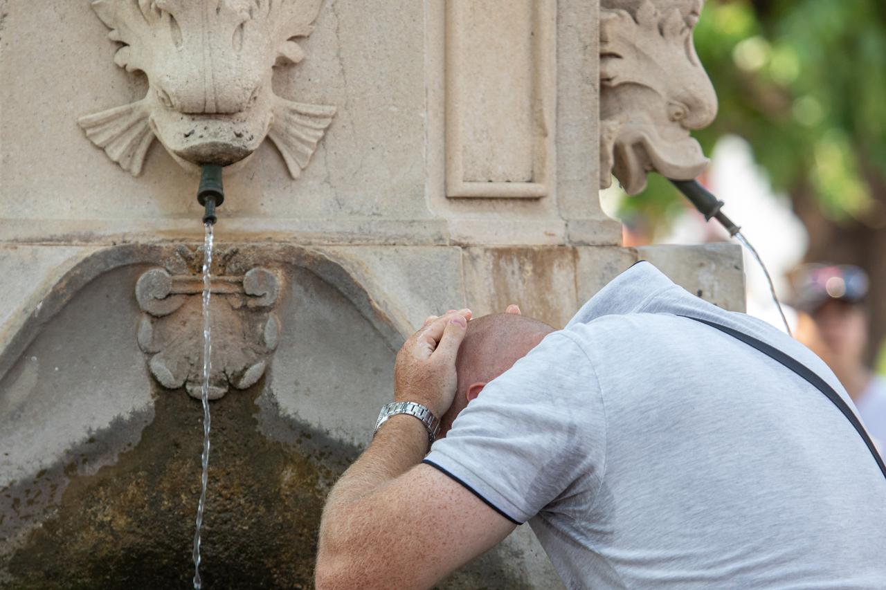 Dubrovnik: Osim kupanjem u moru, građani traže spas od vrućina u hladu i na fontanama