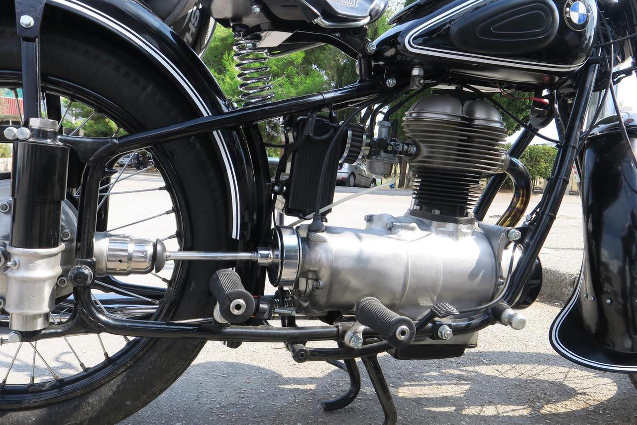 Stariji i noviji model motocikla marke BMW