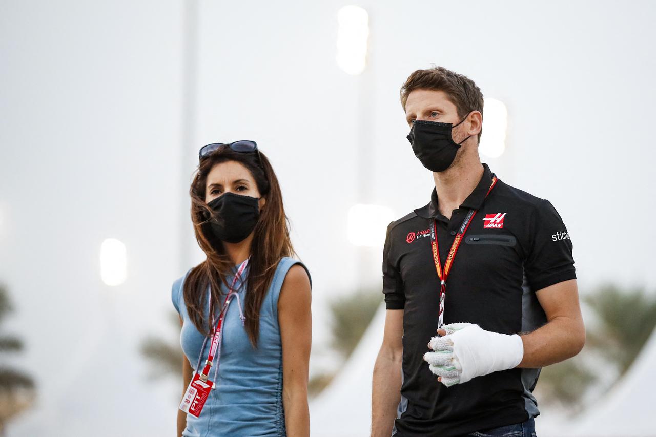 Romain Grosjean, blessé aux mains, et sa femme Marion arrivent au Grand Prix de Sakhir
