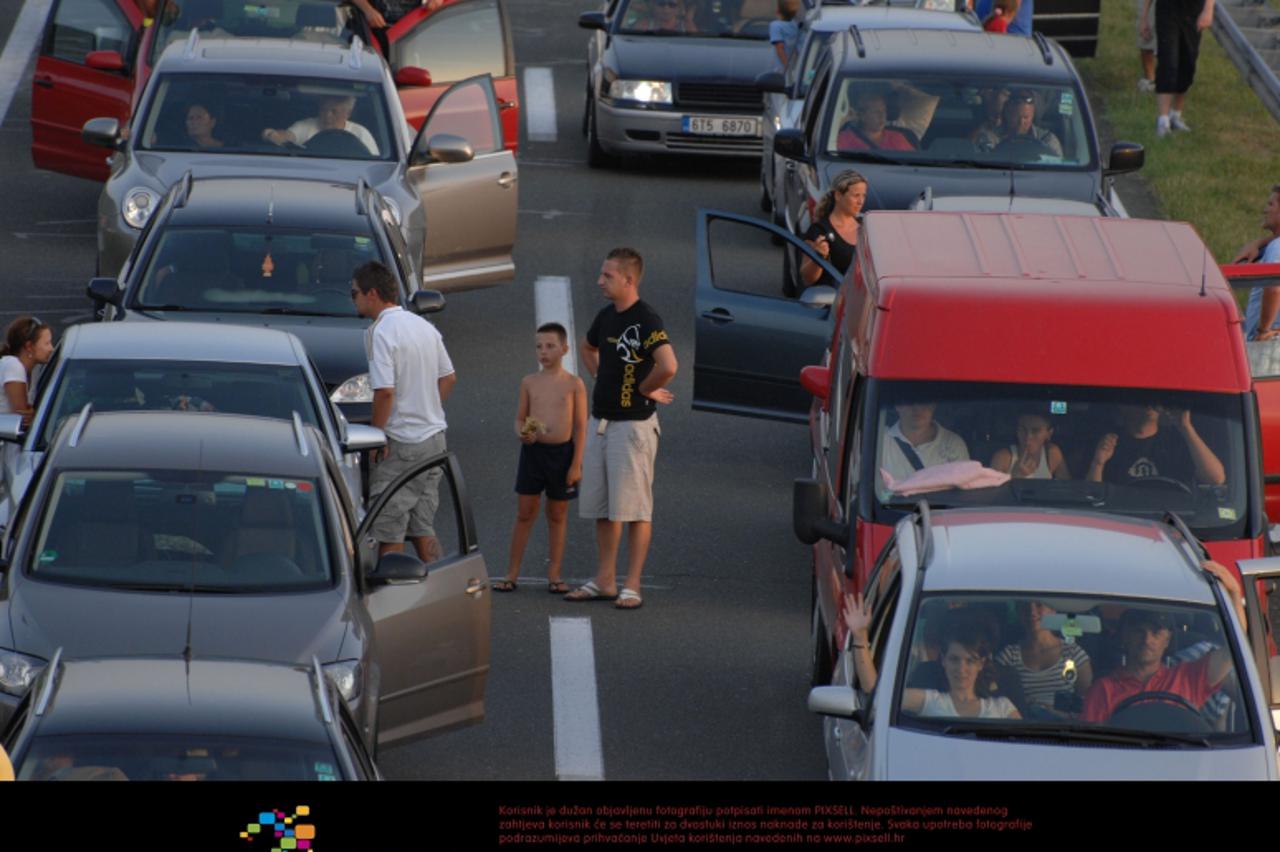 '28.07.2012., Krapina - Na autocesti Zagreb-Macelj kod izlaza za Krapinu policija je blokirala promet prema GP Macelj kako bi se smanjile guzve na granicnom prijelazu.  Turisti cekaju u kilometarskim 