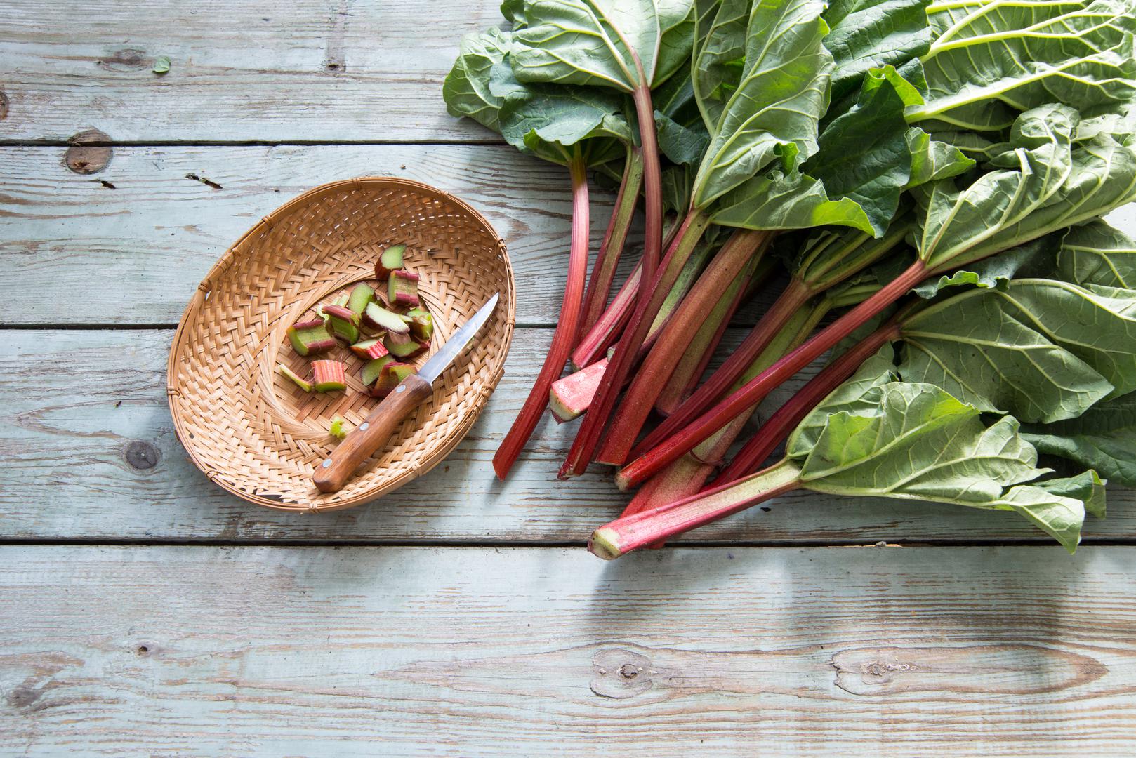 Rabarbara – Lišće rabarbare sadrži oksalnu kiselinu koja uzrokuje bubrežne kamence. Potrebno je oko 5 kilograma ove biljke da bi bila kobna, ali i znatno manje količine mogu uzrokovati ozbiljne probleme.