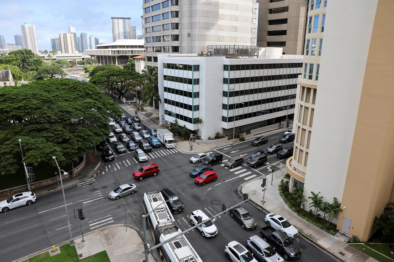 Authorities warn residents of the possibility of destructive tsunami waves in Honolulu
