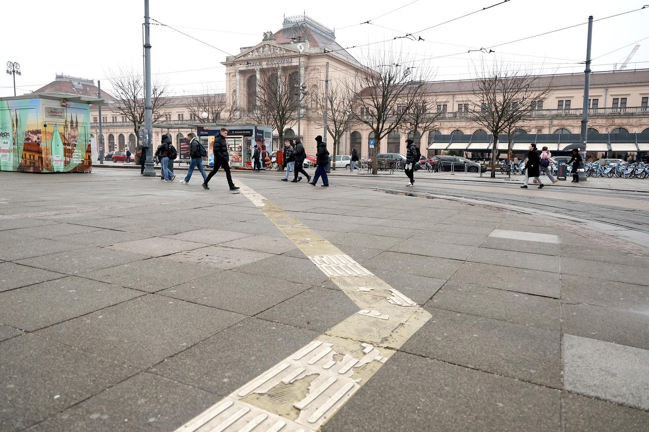 Zagreb: Taktilne ploče na Tomislavcu u jako lošem stanju