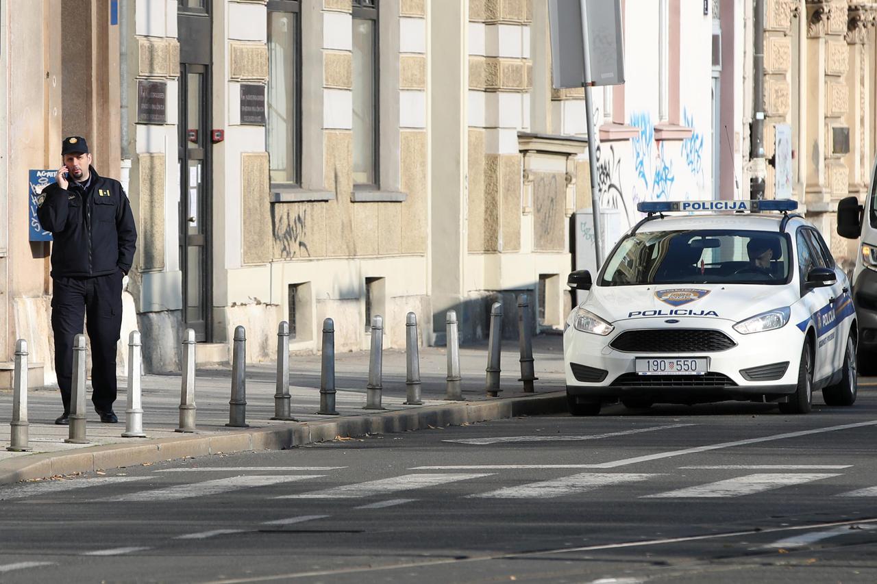 Zagreb: Policija i osiguranje ispred Hotela Esplanade uoči dolaska francuskog predsjednika Macrona