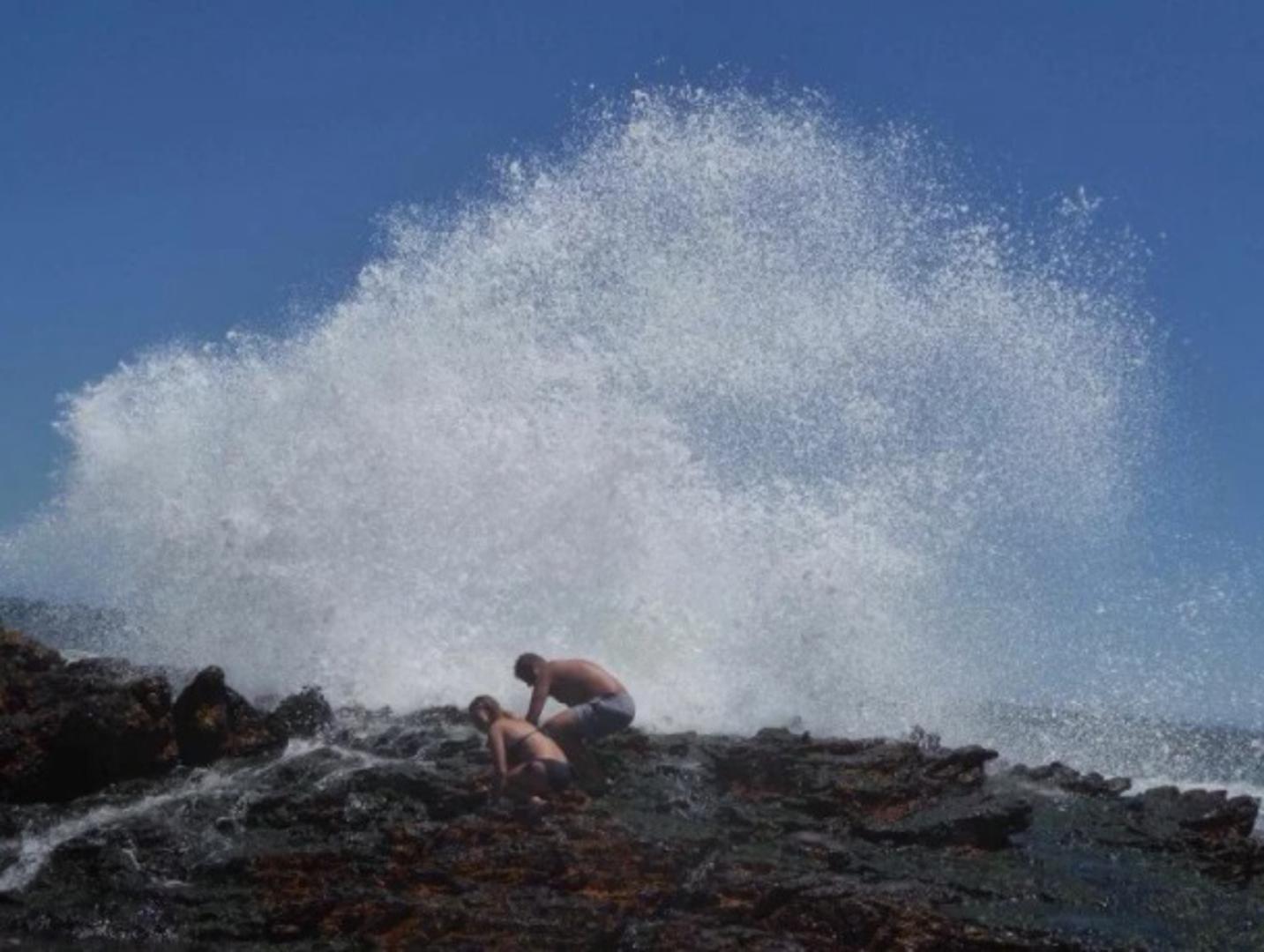 Nakon što su pozirali za fotografiju, par je poklopio veliki val i srušio ih na stijene. 