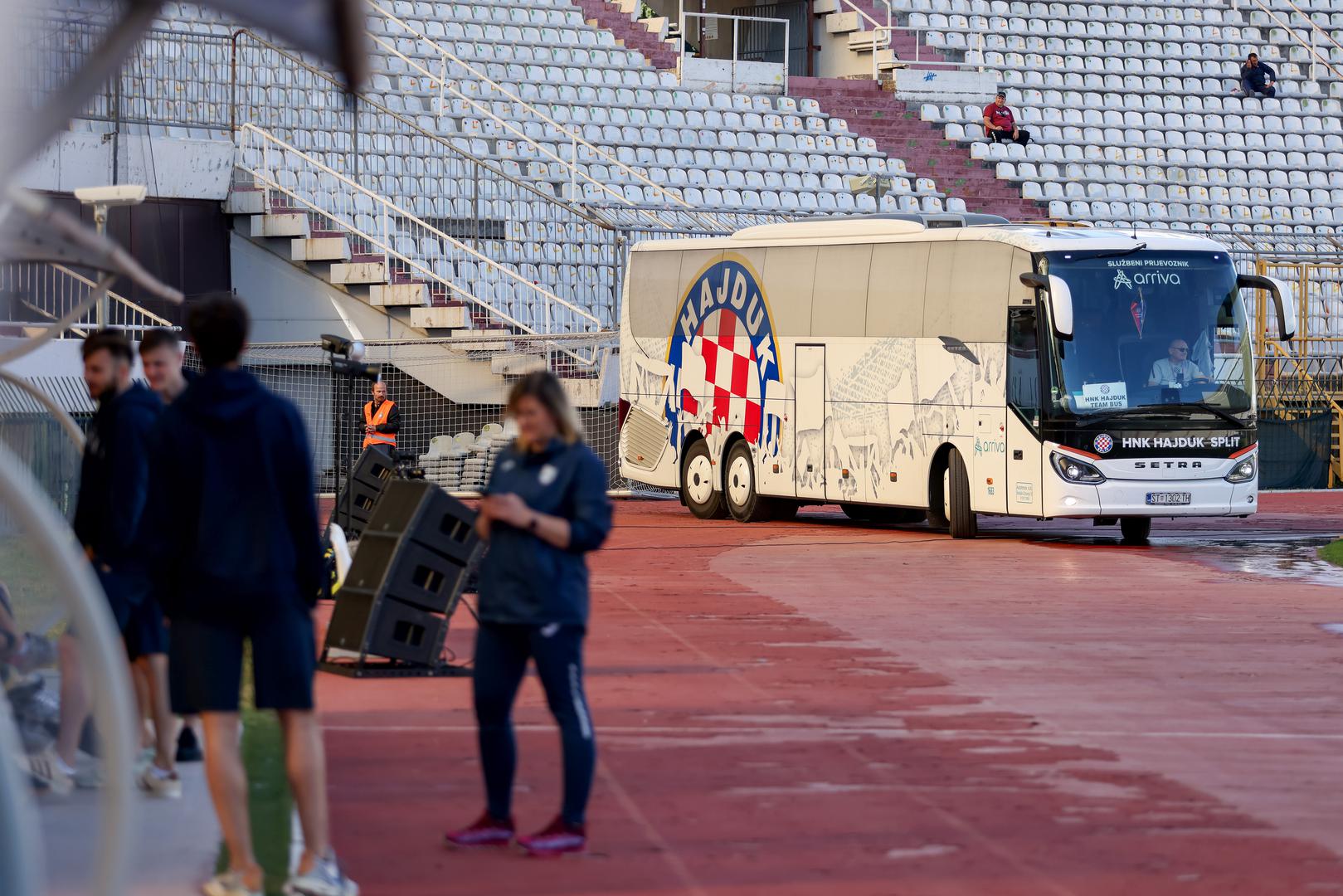 Za vrijeme izlaska igrača Hajduka na zagrijavanje Poljud je bio poluprazan, situacija je to koju već dugo nismo vidjeli u Splitu