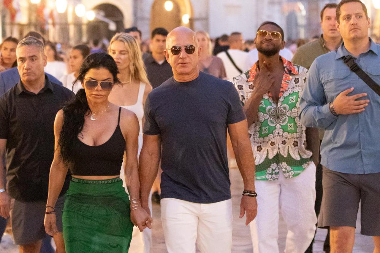 Osnivač Amazona Jeff Bezos i zaručnica Lauren Sanchez prošetali Stradunom