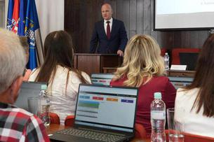 Zaduživanjem osiguran novac za dogradnju područne škole, razvoj sportskog centra i ulaganje u projekt BusKo