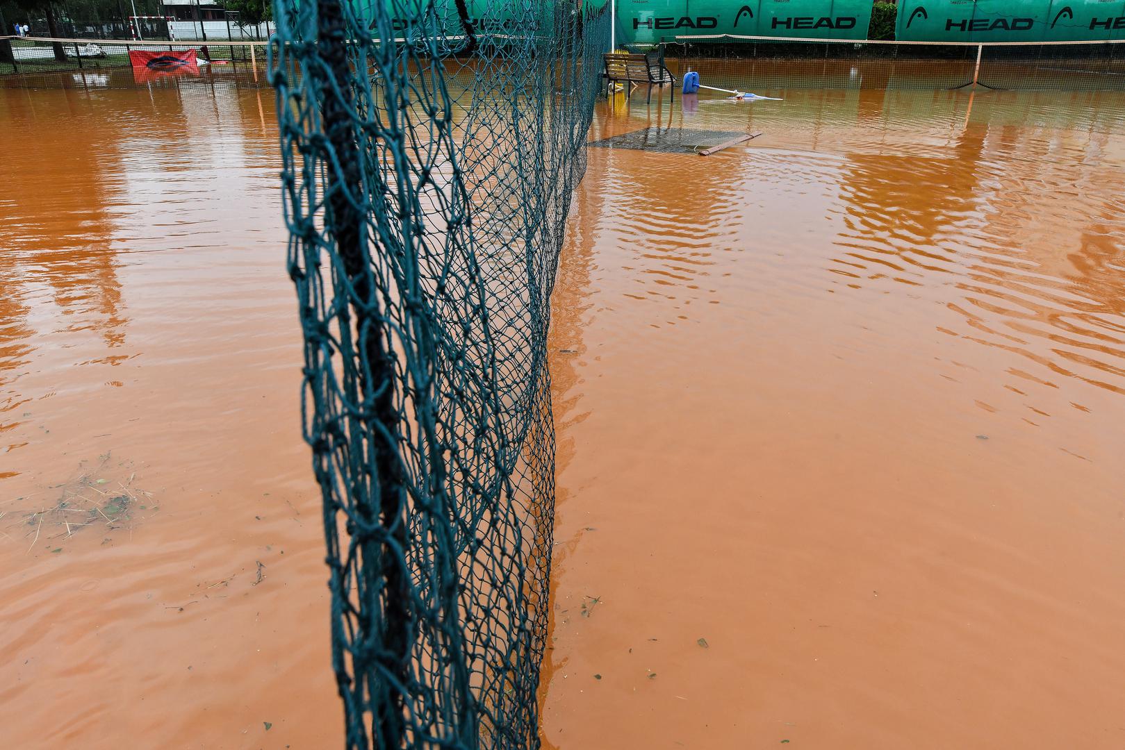 Svi ljubitelji tenisa tako su ostali uskraćeni za dnevnu dozu sportskih aktivnosti. 