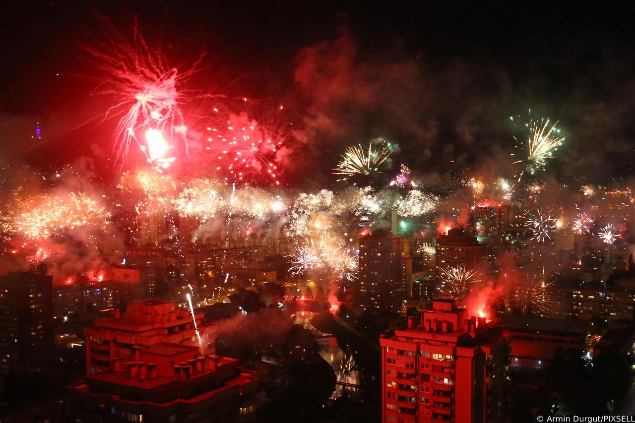 Sarajevo: Navijači Željezničara povodom 100. rođendana kluba napravili vatromet