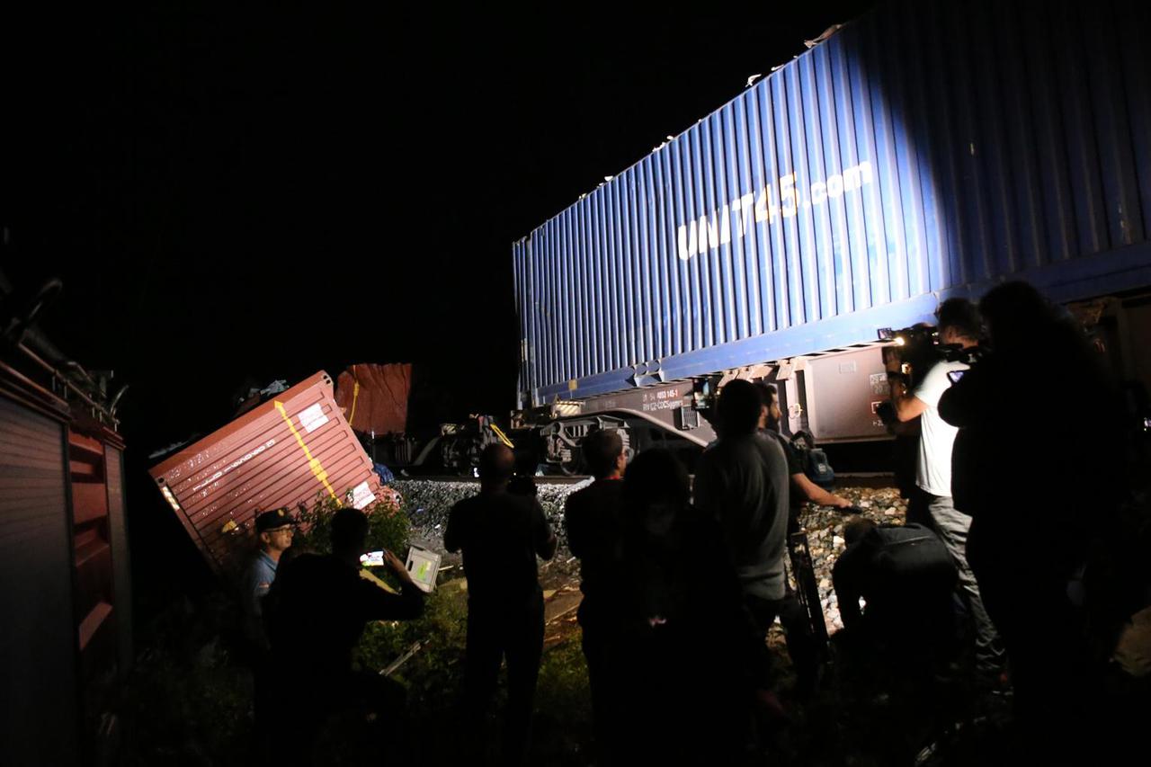 Rajić: U sudaru putničkog i teretnog vlaka poginule tri osobe, a ozlijeđeno ih je 11