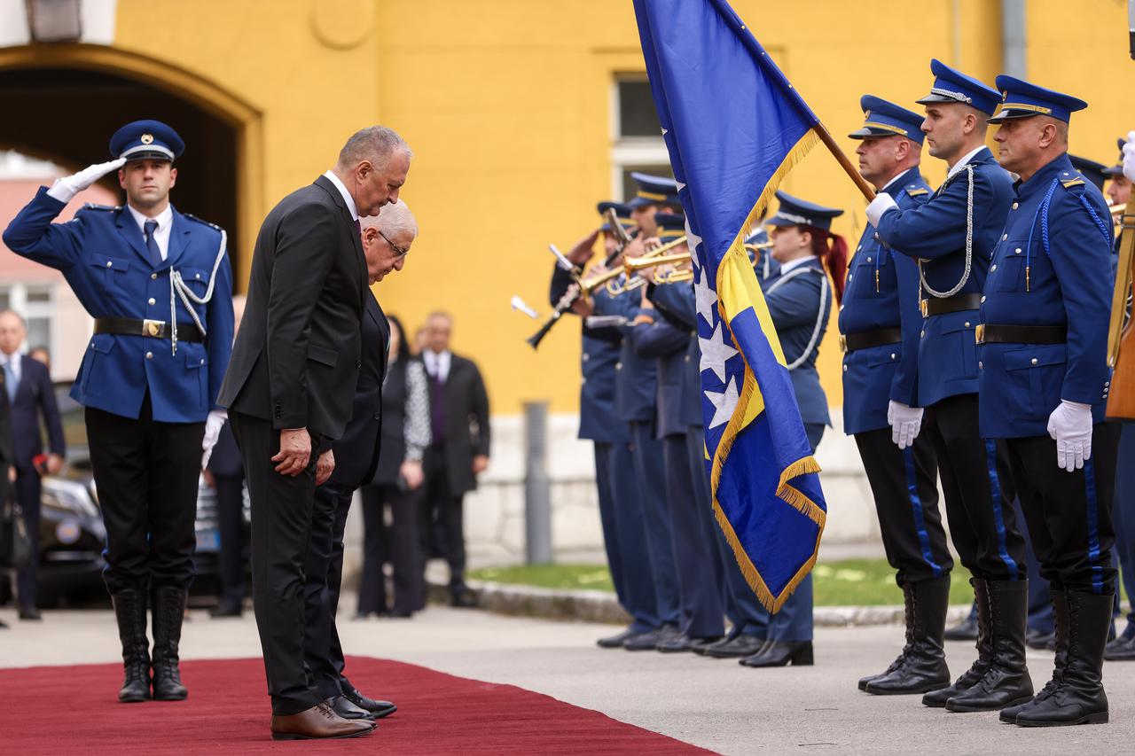 Ministar obrane Republike Turske Yasar Guler stigao je u posjetu BiH i sastao se sa ministrom odbrane BiH Zukanom Helezom
